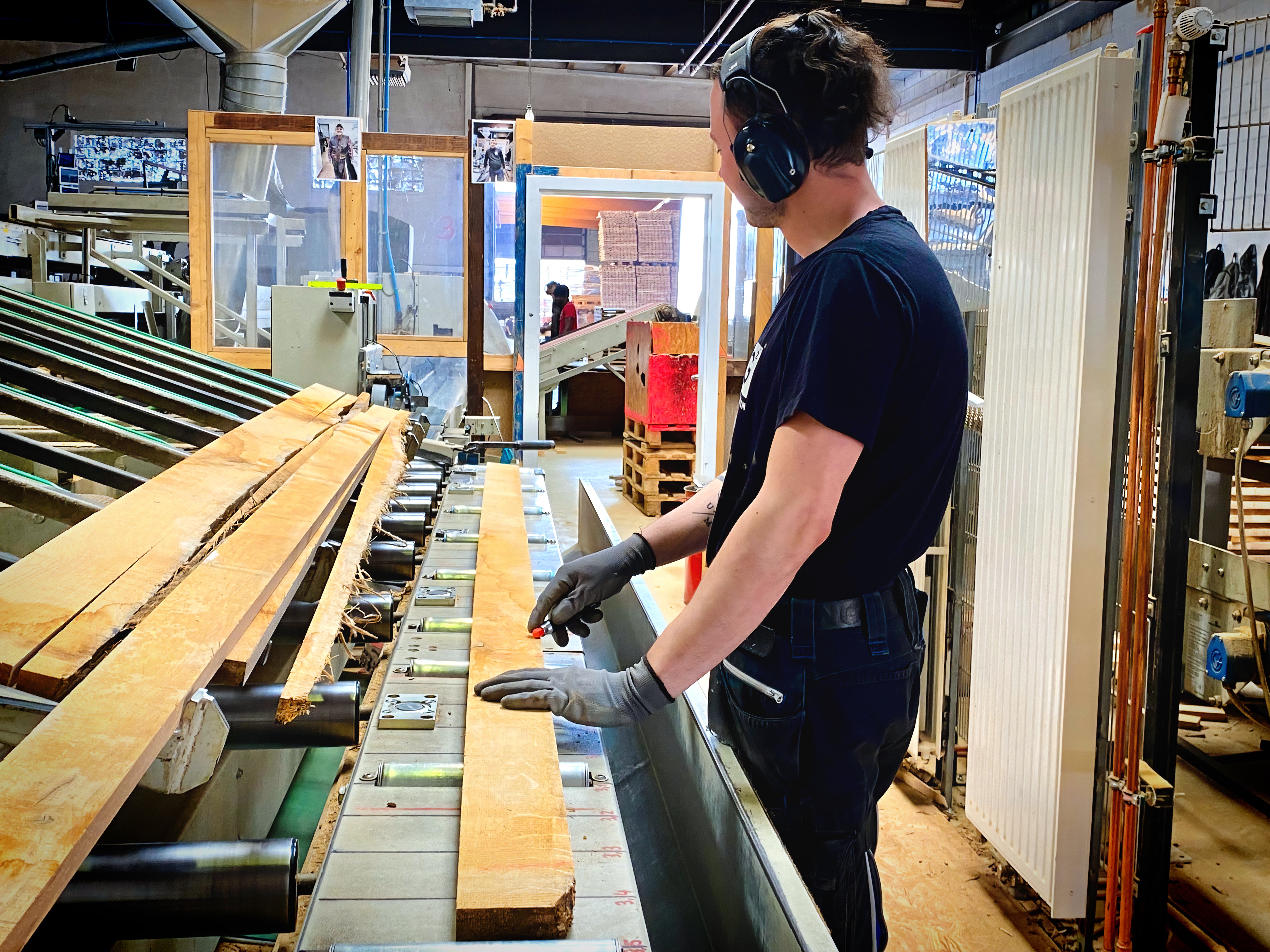 Ein Mitarbeiter arbeitet beim Zuschnitt